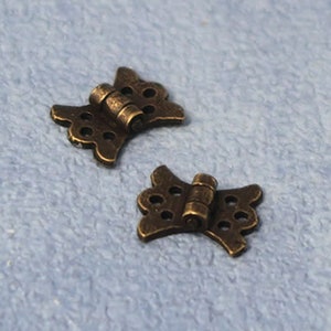1/12th Scale Dolls&#39; House Minature - Pair of Antique Brass Butterfly Hinges (DIY722)