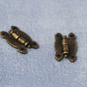 1/12th Scale Dolls&#39; House Minature - Pair of Antique Brass Ornate Hinges (DIY724)