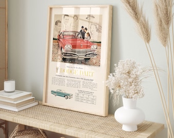 Può includere: Una pubblicità vintage per la Dodge Dart, che presenta una Dodge Dart berlina rossa del 1960 con un gruppo di persone in piedi intorno. Il testo dell'annuncio recita "Fate largo alla nuovissima DODGE DART. Una linea completa di auto economiche nella fascia di prezzo bassa!"