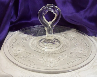 Handled Tiara modello Center serve vassoio, goffrato chiaro vetro Sandwich, Hors d'oeuvre, pasticceria Server, tabella di nozze, pranzo di tè, anni 1970