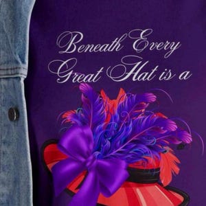 赤い帽子のシャツには「すべての偉大な帽子の下には偉大な女性がいる」と書かれている