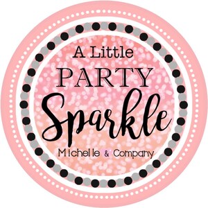 Op de afbeelding: Een roze cirkel met een witte rand en zwarte en grijze stippen. De tekst "A Little Party Sparkle" is geschreven in zwarte cursieve letters. Onder de tekst staat "Michelle & Company" in zwarte letters.