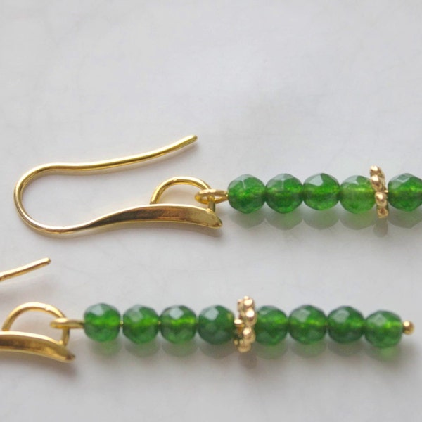 Pendientes dorados con cuentas en jade verde