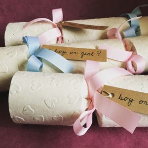 Petardos artesanales para revelar el sexo del bebé: Papel Lokta, rosa y azul.