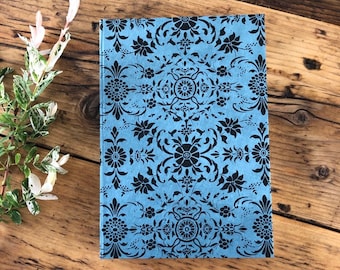 Carnet A5 en papier fait main - Bleu poussiéreux/Fleurs noires