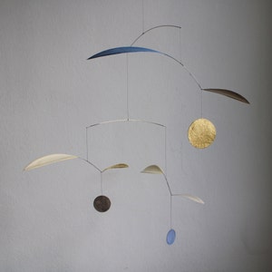 Mobile "Wipp" in grigio/beige e indaco. Con punto e foglia dorati