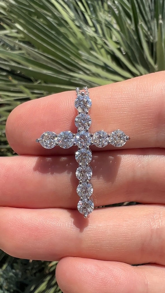 1.00 Carati Taglio Rotondo Vero Moissanite Croce Ciondolo 14K
