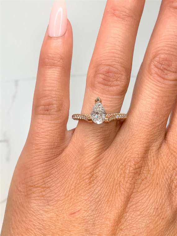 1.00CT Diamond Pear Shape Solitaire Bague de Fian ailles 3