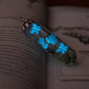 Glowing butterflies necklace / Glow in the dark necklace / Crystal Point / Fairy Jewelry / Butterfly Jewelry