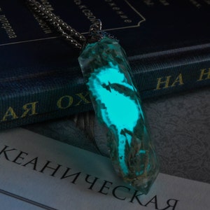 Glow in the dark seahorse necklace / Glowing necklace / Crystal point necklace