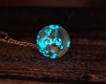 Glow in the dark necklace / Glowing Necklace / Globe Necklace / Real Flowers Necklace