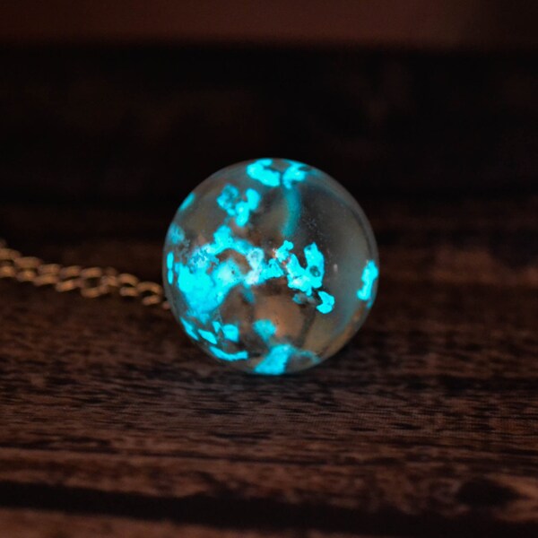Glow in the dark necklace / Glowing Necklace / Globe Necklace / Real Flowers Necklace