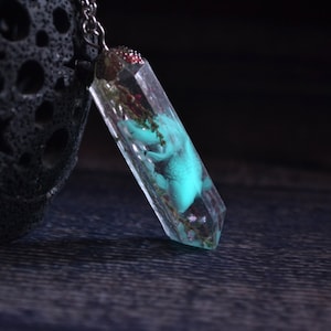 Glow in the dark necklace / Glowing Necklace / Crystal Point Necklace / Real Flowers Necklace