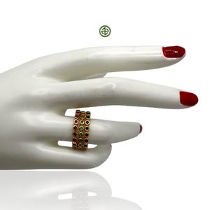 Peut inclure: Une bague en or avec trois bandes de pierres color&eacute;es. Les pierres sont rouges, vertes et bleues.