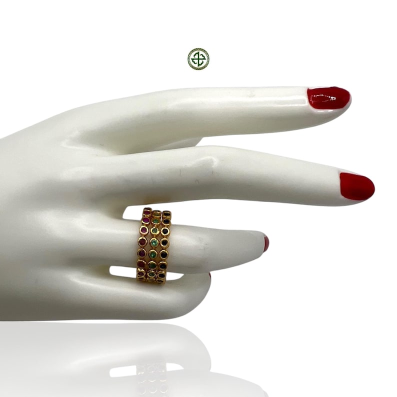 Peut inclure: Une bague en or avec trois bandes de pierres color&eacute;es. Les pierres sont rouges, vertes et bleues.