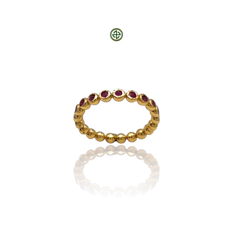 Peut inclure: Une bague en or avec une rang&eacute;e de petites pierres pr&eacute;cieuses rondes rouges.