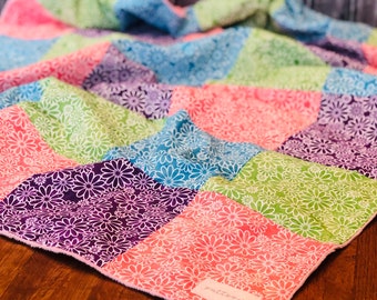Fait à la main, Couverture pour bébé patchwork, Tout-petit, Minky, Courtepointe, literie pour berceau, fille, Boho, audacieux, bleu, turquoise, sarcelle, vert, violet, rose, saumon, floral, marguerite