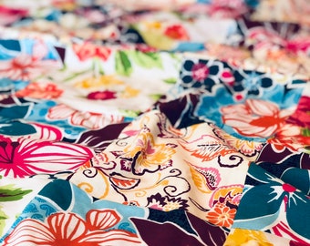 Couverture en patchwork minky câlin pour bébé fille - fleurs bohèmes vives et lumineuses en roses et bleus