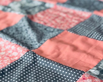Couverture en patchwork doux Minky pour bébé fille - Gris et rose saumon simples, fleurs à pois, décoration de ferme