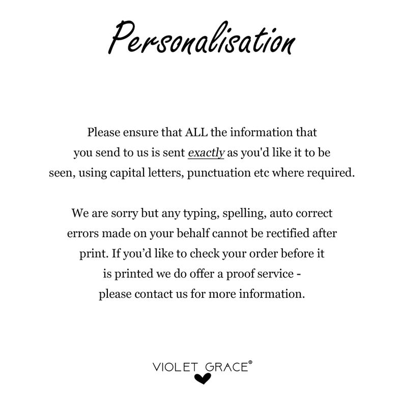 K&ouml;nnte beinhalten: Wei&szlig;er Hintergrund mit schwarzem Text. Das Wort "Personalisation" ist in einer Schreibschrift geschrieben. Der Text enth&auml;lt Anweisungen zur &Uuml;bermittlung von Informationen, einschlie&szlig;lich der Verwendung von Gro&szlig;buchstaben und Satzzeichen. Das Violet Grace-Logo befindet sich unten.