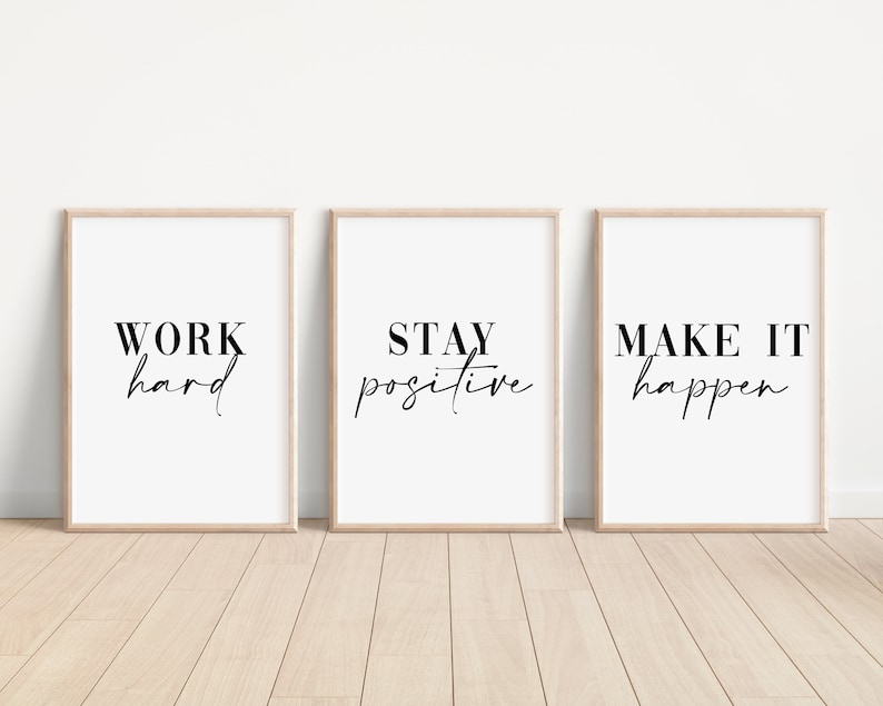 Op de afbeelding: Drie ingelijste prints met motiverende citaten. De eerste print zegt "HARD WERKEN". De tweede print zegt "POSITIEF BLIJVEN". De derde print zegt "MAAK HET GEBEUREN".