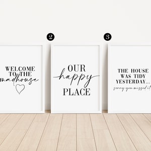 Puede incluir: Tres impresiones enmarcadas blancas con texto negro. La primera impresi&oacute;n dice "Bienvenido a la casa de locos" con un s&iacute;mbolo de coraz&oacute;n. La segunda impresi&oacute;n dice "Nuestro lugar feliz". La tercera impresi&oacute;n dice "La casa estaba ordenada ayer... l&aacute;stima que te lo perdieras".