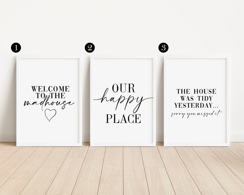 Puede incluir: Tres impresiones enmarcadas blancas con texto negro. La primera impresi&oacute;n dice "Bienvenido a la casa de locos" con un s&iacute;mbolo de coraz&oacute;n. La segunda impresi&oacute;n dice "Nuestro lugar feliz". La tercera impresi&oacute;n dice "La casa estaba ordenada ayer... l&aacute;stima que te lo perdieras".