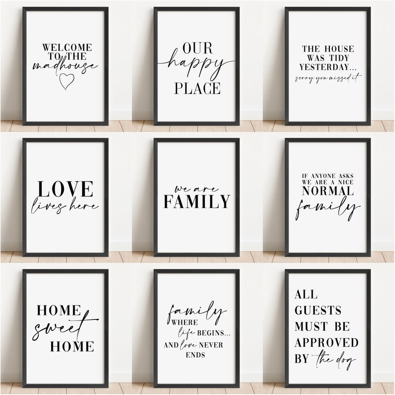 Puede incluir: Nueve impresiones enmarcadas en negro con fondos blancos y texto negro. Las impresiones presentan varias citas sobre la familia y el hogar, como "Bienvenido a la casa de locos", "Nuestro lugar feliz", "El amor vive aqu&iacute;", "Somos una familia", "Si alguien pregunta, somos una familia normal", "Hogar dulce hogar", "Familia donde la vida comienza y el amor nunca termina", y "Todos los invitados deben ser aprobados por el perro".