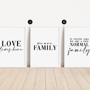 Puede incluir: Tres impresiones enmarcadas blancas con texto negro. La primera impresi&oacute;n dice "LOVE lives here". La segunda impresi&oacute;n dice "We are FAMILY". La tercera impresi&oacute;n dice "If anyone asks we are a nice NORMAL family".
