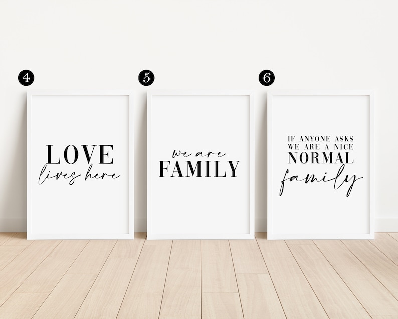 Puede incluir: Tres impresiones enmarcadas blancas con texto negro. La primera impresi&oacute;n dice "LOVE lives here". La segunda impresi&oacute;n dice "We are FAMILY". La tercera impresi&oacute;n dice "If anyone asks we are a nice NORMAL family".