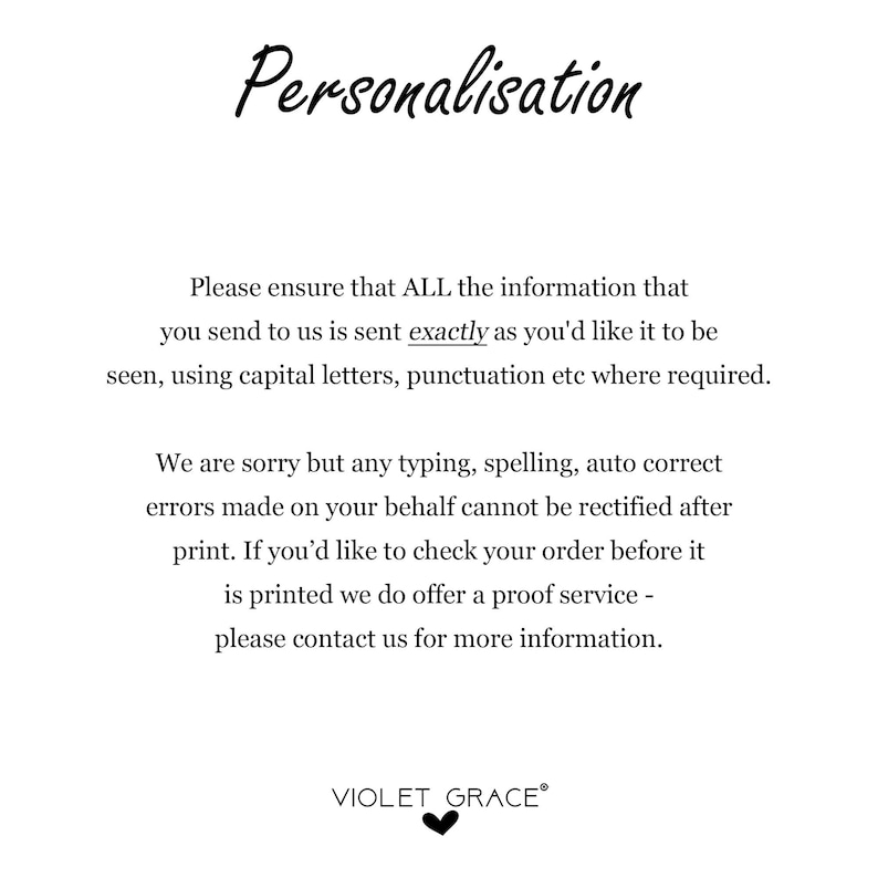 Puede incluir: Texto sobre un fondo blanco que explica las pautas de personalizaci&oacute;n para un producto. El texto dice que se asegure de que toda la informaci&oacute;n se env&iacute;e exactamente como le gustar&iacute;a que se viera, utilizando letras may&uacute;sculas, puntuaci&oacute;n, etc. donde sea necesario. Tambi&eacute;n dice que cualquier error de escritura, ortograf&iacute;a o correcci&oacute;n autom&aacute;tica no se puede rectificar despu&eacute;s de la impresi&oacute;n. Ofrece un servicio de prueba si desea comprobar su pedido antes de que se imprima. El texto termina con el nombre de la empresa "VIOLET GRACE".