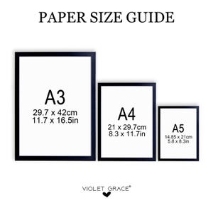 K&ouml;nnte beinhalten: Papierformat&uuml;bersicht mit drei gerahmten Drucken: A3 (29,7 x 42 cm), A4 (21 x 29,7 cm) und A5 (14,85 x 21 cm). Der Text "PAPIERGR&Ouml;SSENF&Uuml;HRER" steht oben. Das Violet Grace-Logo befindet sich unten.