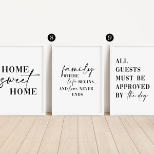 Puede incluir: Tres impresiones enmarcadas blancas con texto negro. La primera impresi&oacute;n dice "Home sweet home". La segunda impresi&oacute;n dice "Family where life begins... and love never ends". La tercera impresi&oacute;n dice "All guests must be approved by the dog".