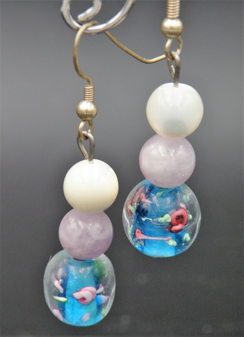 Silver Spacers Hook Closure 26 Necklace of Opalescent Pearl Beads wBlue Oblong Beads wPink Roses Embedded