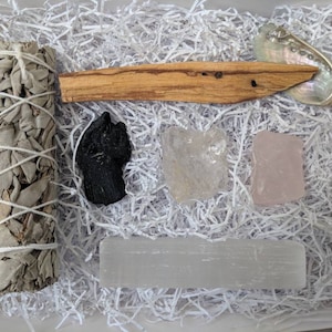 Crystal and Sage Smudging Giftset* Organic White Sage* Rose Quartz* Black Tourmaline* Clear Quartz* Selenite Stick* Palo Santo* Abalone Shel