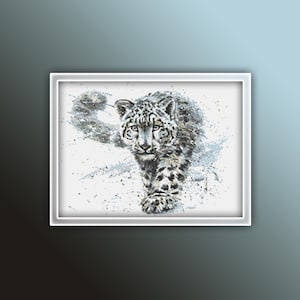 Puede incluir: Un leopardo de las nieves camina por un paisaje nevado. El leopardo es blanco con manchas negras y tiene una cola larga. El fondo es blanco nevado con algunas áreas gris claro.