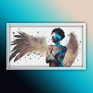 Op de afbeelding: Een digitale schildering van een persoon met een bruine huid en kort, donker haar. De persoon draagt een wit blinddoek en heeft grote, witte engelenvleugels. De achtergrond is wit met zwarte verfspatten.