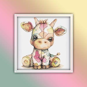 Peut inclure: Une girafe colorée en patchwork avec de grands yeux est assise sur un fond blanc. La girafe est faite de différentes pièces de couleurs, dont du rose, du bleu, du jaune et du vert.