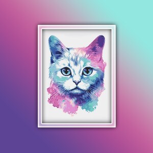 Op de afbeelding: Een aquarel schilderij van een kattenkop met blauwe, roze en paarse kleuren. De kat heeft blauwe ogen en een witte neus.