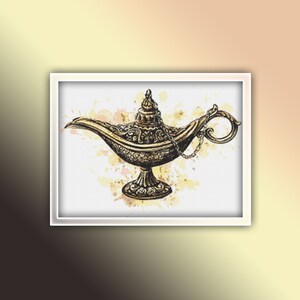 Op de afbeelding: Een gouden djinn-lamp met ingewikkelde details en een kettinghendel, tegen een witte achtergrond met aquarelspatten.