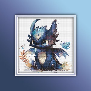 Pode incluir: Um dragão de desenho animado azul e roxo com olhos grandes e uma cauda pequena e enroscada. O dragão está sentado em um fundo branco com detalhes em estilo aquarela.