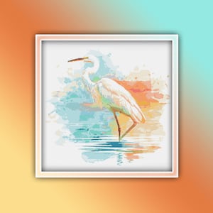 Peut inclure: Un héron blanc se tient sur un fond aquarelle bleu et orange. Le héron est tourné vers la gauche et a la tête penchée vers le bas. L'arrière-plan est un effet aquarelle flou avec des nuances de bleu, d'orange et de jaune.