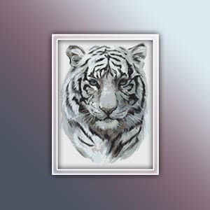 Puede incluir: Un retrato de cerca de un tigre blanco con rayas negras. El tigre tiene ojos azules y una expresión seria. La imagen está en un marco blanco.