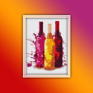 Puede incluir: Tres botellas de vino con salpicaduras de pintura de colores detrás de ellas. Las botellas son roja, blanca y rosa.
