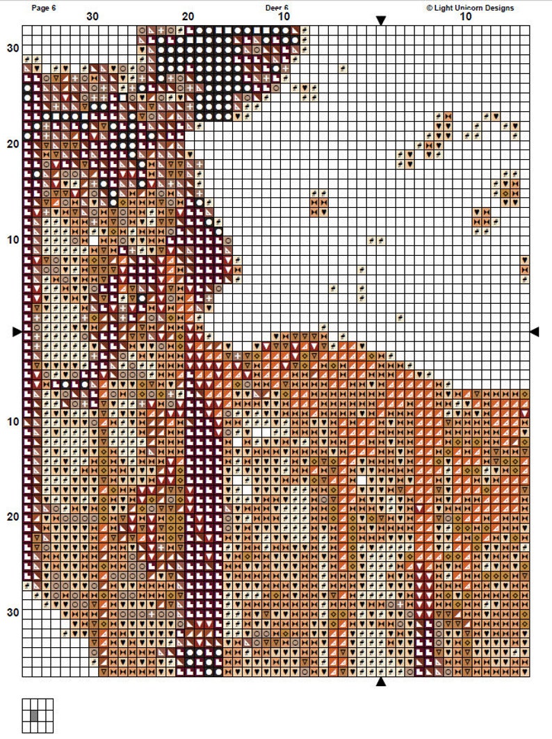 Peut inclure: Un mod&egrave;le de point de croix repr&eacute;sentant un motif d&eacute;taill&eacute; de t&ecirc;te de cerf avec un sch&eacute;ma de couleurs brun, orange et blanc. Le motif est sur une grille avec des num&eacute;ros et des lettres pour r&eacute;f&eacute;rence.