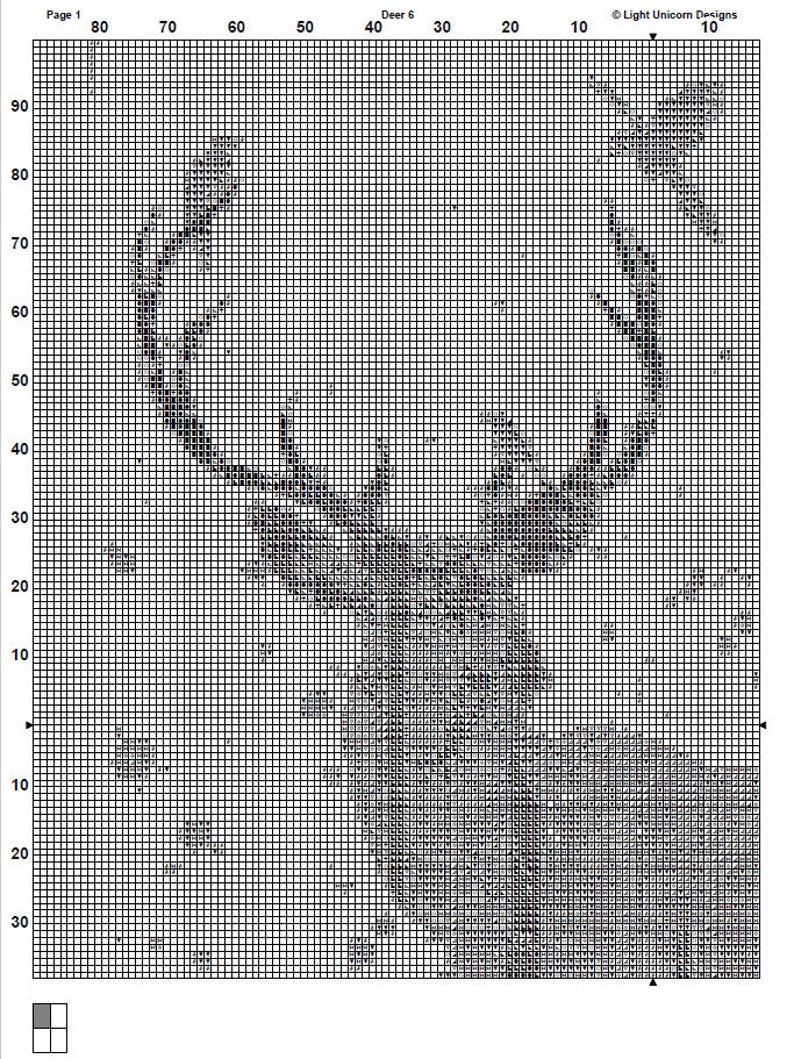 Peut inclure: Un motif de pixel art en noir et blanc d'une t&ecirc;te de cerf avec des bois. Le motif est sur un fond de grille blanche.