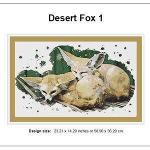 Puede incluir: Dos zorros del desierto acurrucados juntos sobre un fondo verde y blanco con pintura salpicada. Los zorros son de color marr&oacute;n claro y blanco con orejas grandes. Tama&ntilde;o del dise&ntilde;o: 58,96 x 36,29 cm.