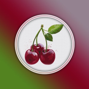 Puede incluir: Un dise&ntilde;o de punto de cruz de tres cerezas maduras, de color rojo intenso, con tallos y hojas verdes. El dise&ntilde;o est&aacute; enmarcado en un c&iacute;rculo blanco, sobre un fondo degradado rojo y verde, creando una imagen vibrante y detallada.
