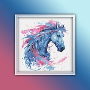 Könnte beinhalten: Ein Aquarellbild eines Pferdekopfes mit einer im Wind wehenden Mähne in Blau- und Rosatönen.