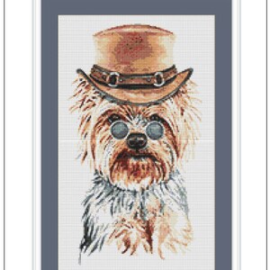 Puede incluir: Un patr&oacute;n de punto de cruz de un Yorkshire Terrier con un sombrero de copa marr&oacute;n con una banda negra y gafas redondas oscuras. El perro est&aacute; mirando directamente al espectador. El tama&ntilde;o del dise&ntilde;o es de 21,95 x 36,29 cm o 8,64 x 14,29 pulgadas.